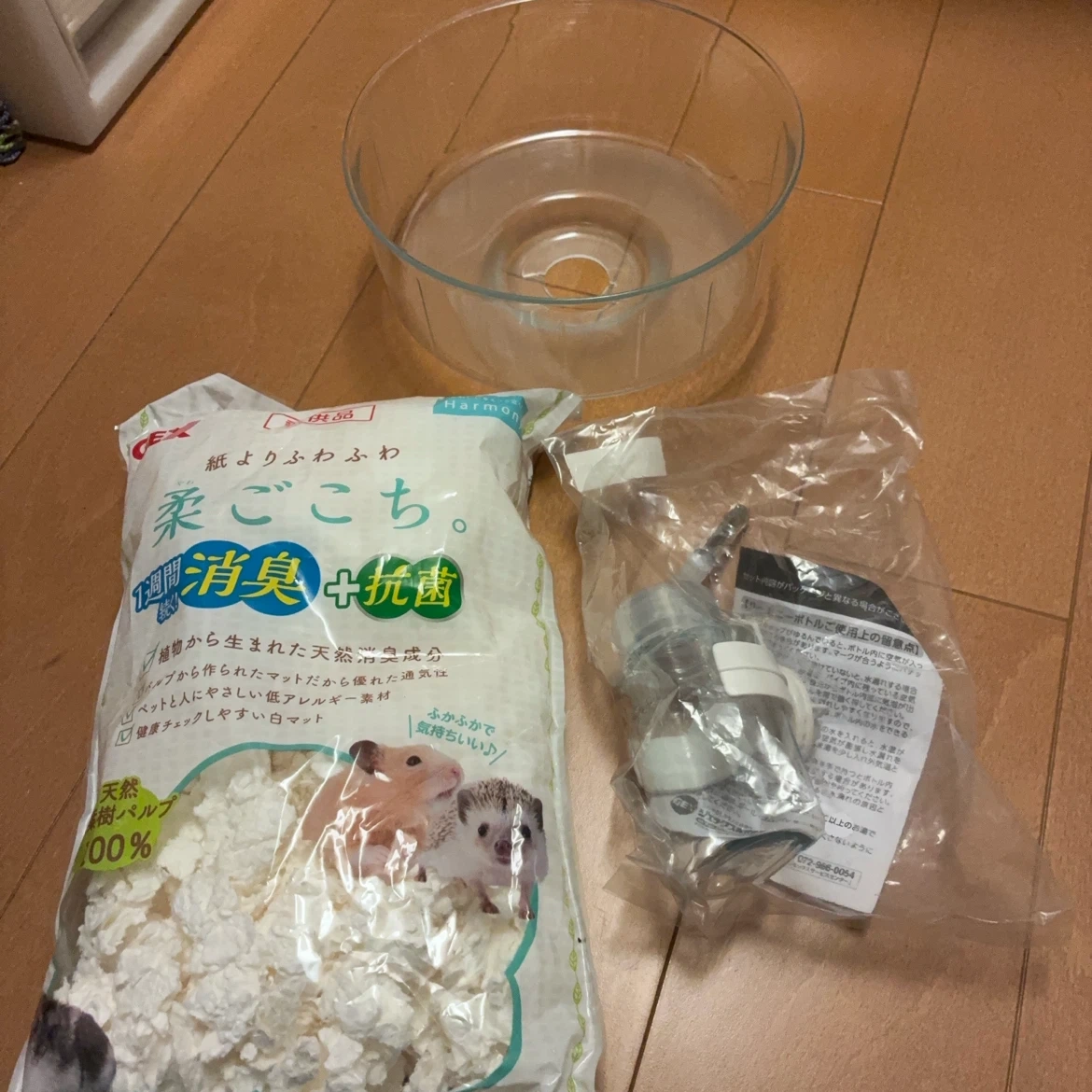 小動物用 水飲みなど。