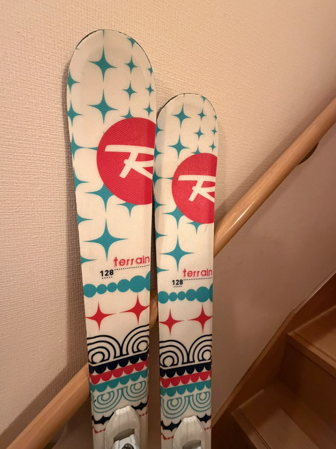 ロシニョール スキー板 128cm ストック90cm セットの写真2枚目