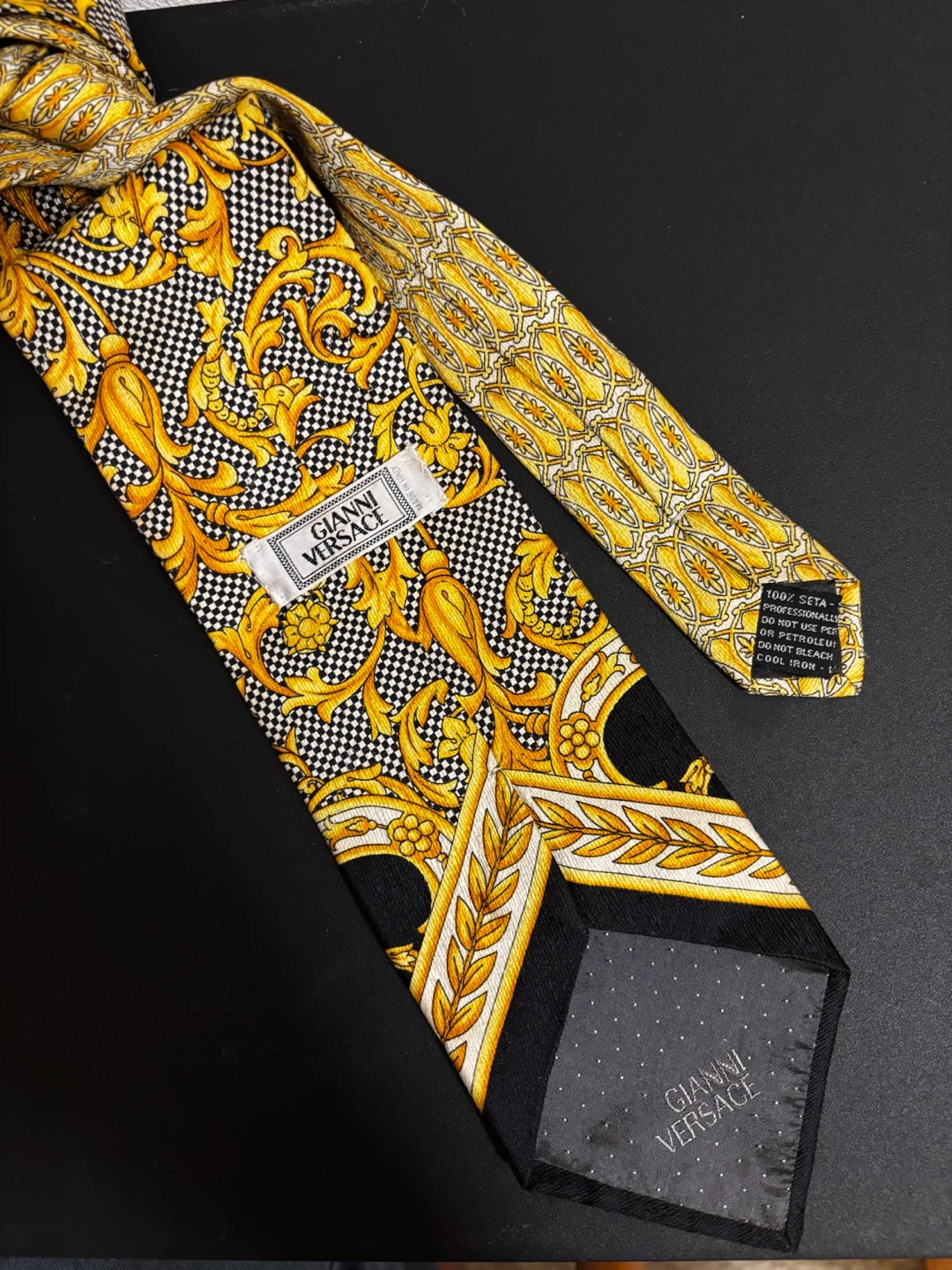ジャンニ・ヴェルサーチ(GIANNI VERSACE)のヴィンテージ・シルクネクタイの写真4枚目