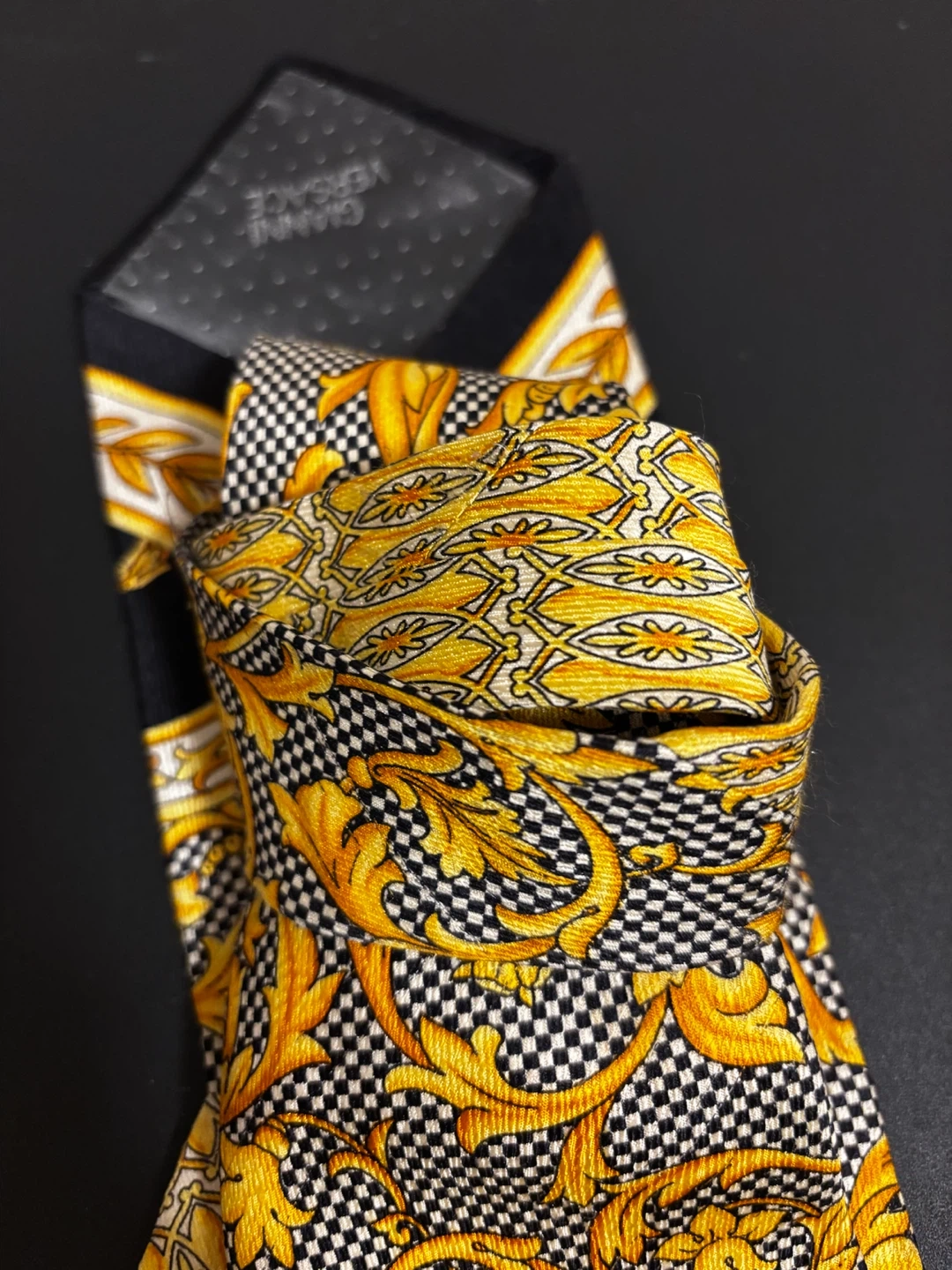 ジャンニ・ヴェルサーチ(GIANNI VERSACE)のヴィンテージ・シルクネクタイの写真2枚目