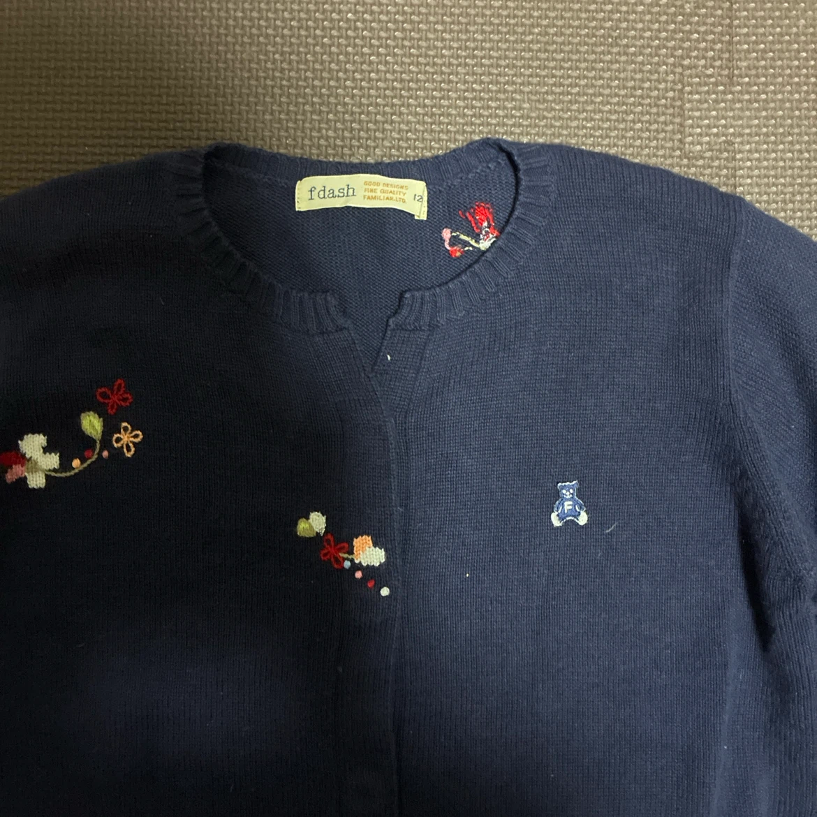 ファミリア カーディガン ネイビー 花柄刺繍 クマワッペン　120cmの写真3枚目