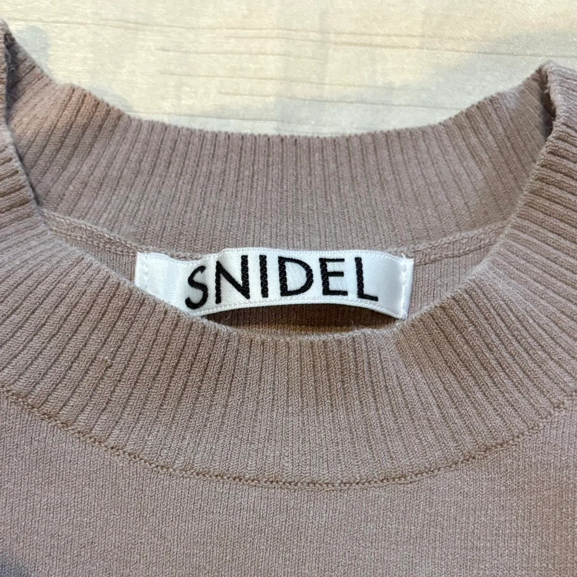 SNIDEL 肩フリル ノースリーブ リブニット カットソー ブラウン系の写真4枚目