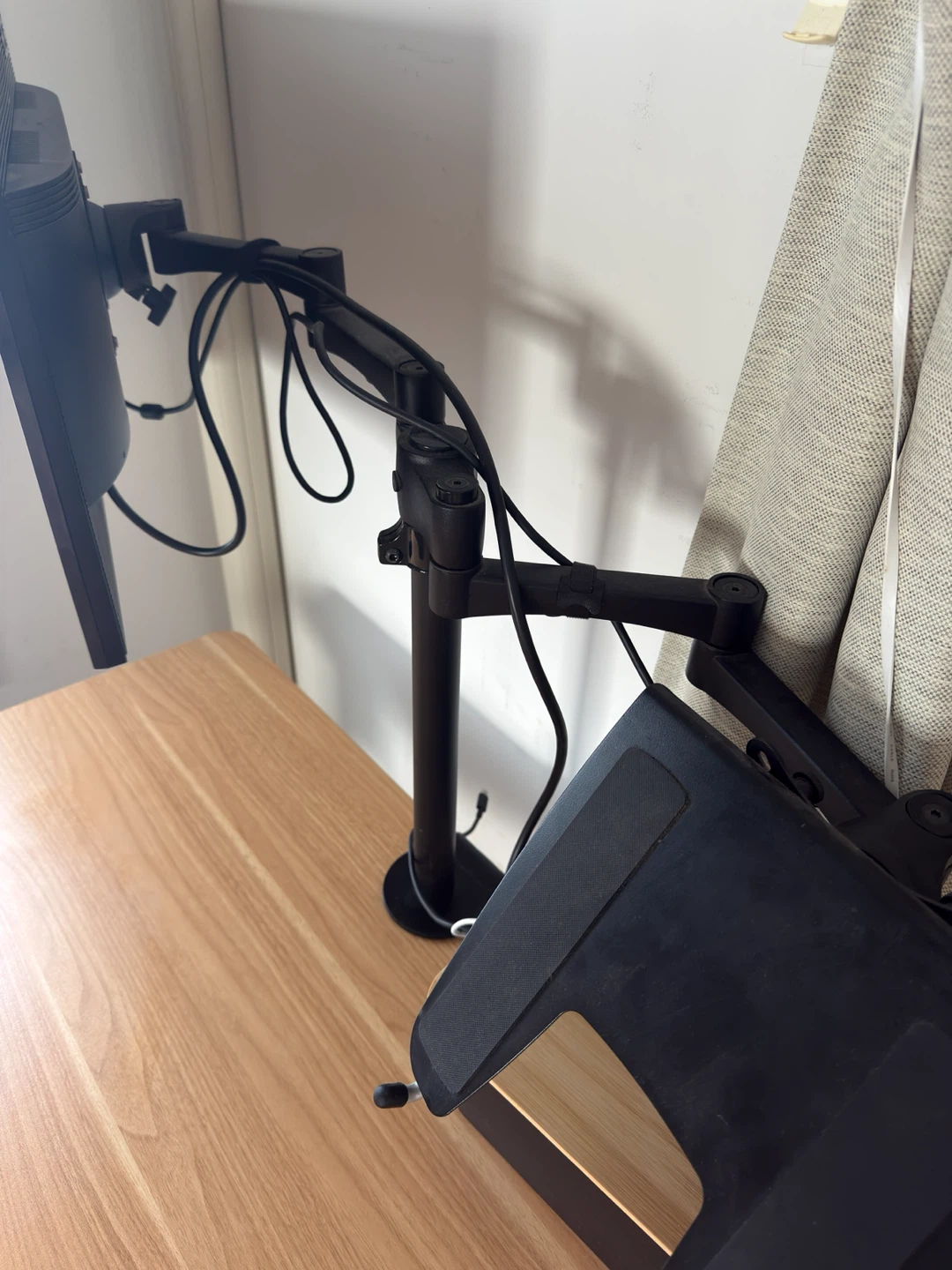 100x60 FlexiSpot 電動昇降デスクモニターアームの写真6枚目