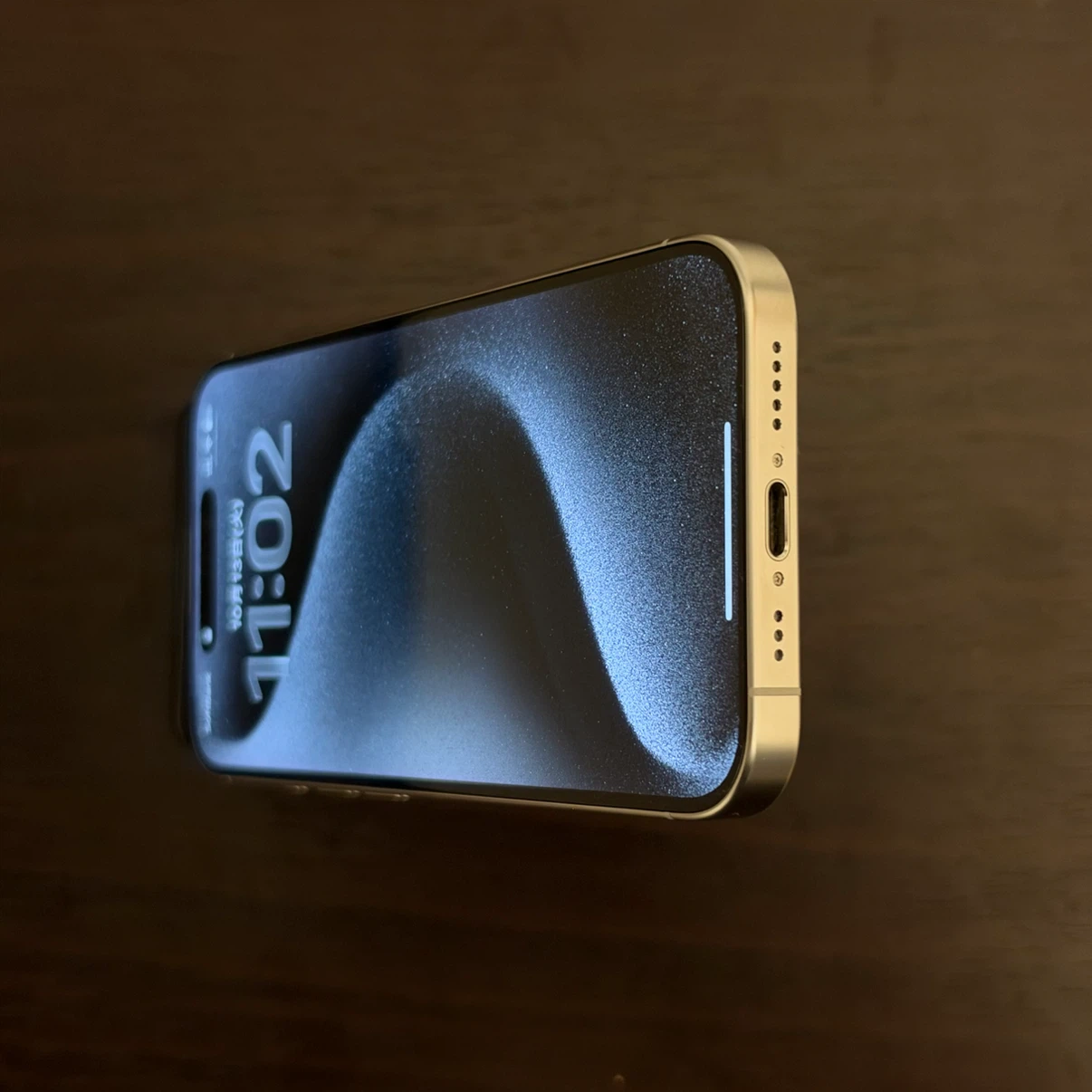 Apple iPhone 15 Pro 128GB ホワイトチタニウムの写真3枚目