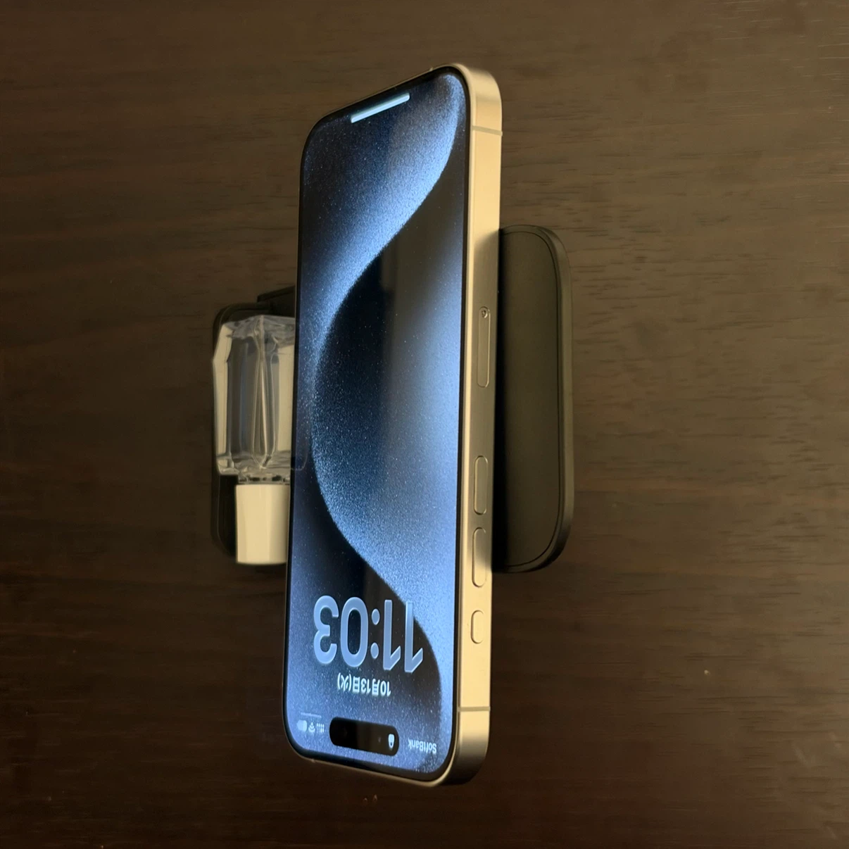 Apple iPhone 15 Pro 128GB ホワイトチタニウムの写真4枚目