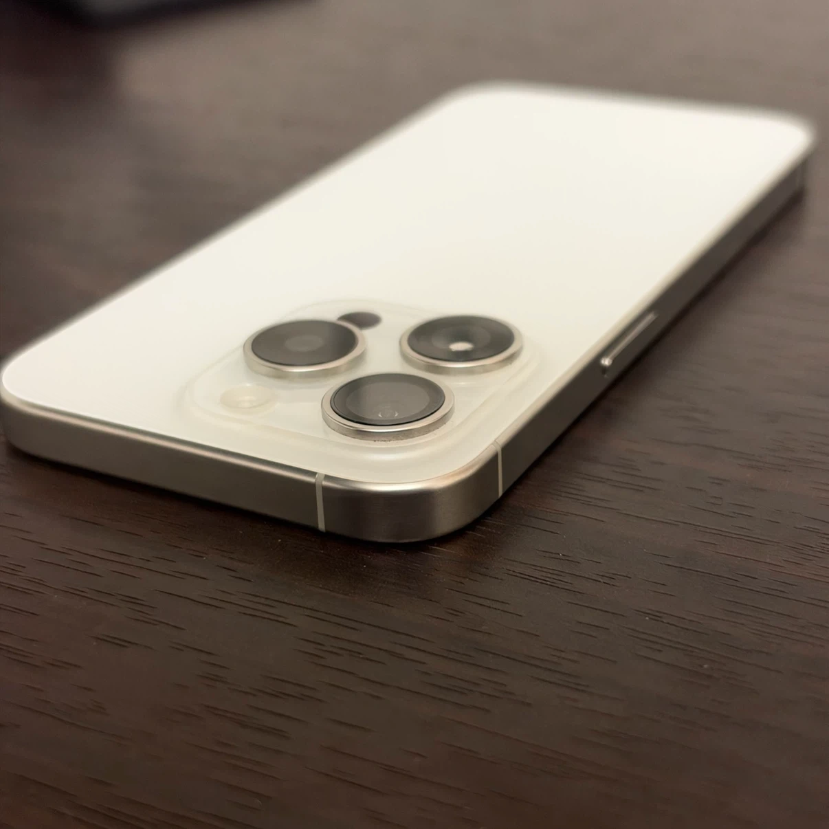 Apple iPhone 15 Pro 128GB ホワイトチタニウムの写真6枚目