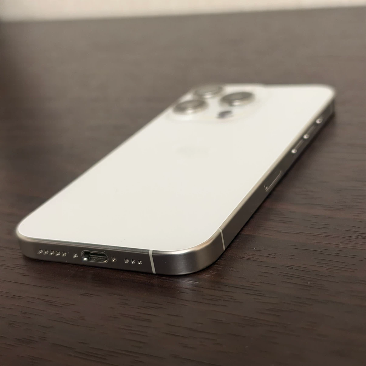 Apple iPhone 15 Pro 128GB ホワイトチタニウムの写真7枚目