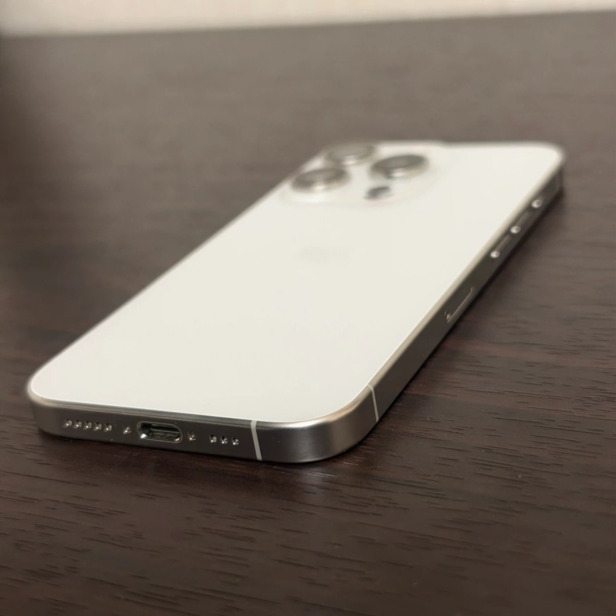 Apple iPhone 15 Pro 128GB ホワイトチタニウムの写真7枚目