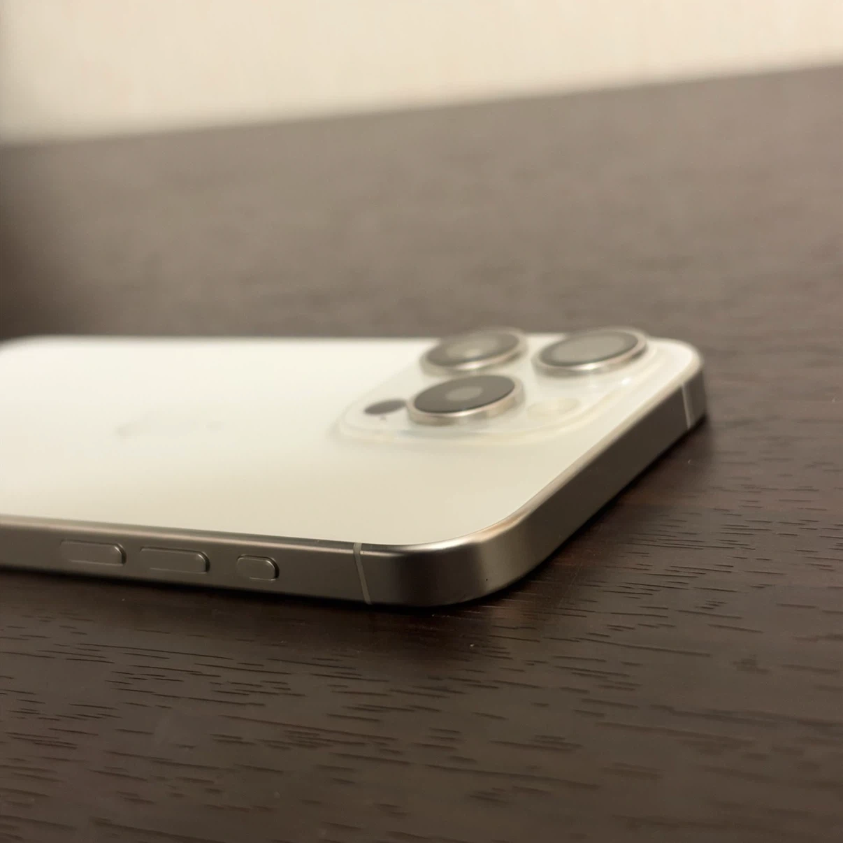 Apple iPhone 15 Pro 128GB ホワイトチタニウムの写真8枚目