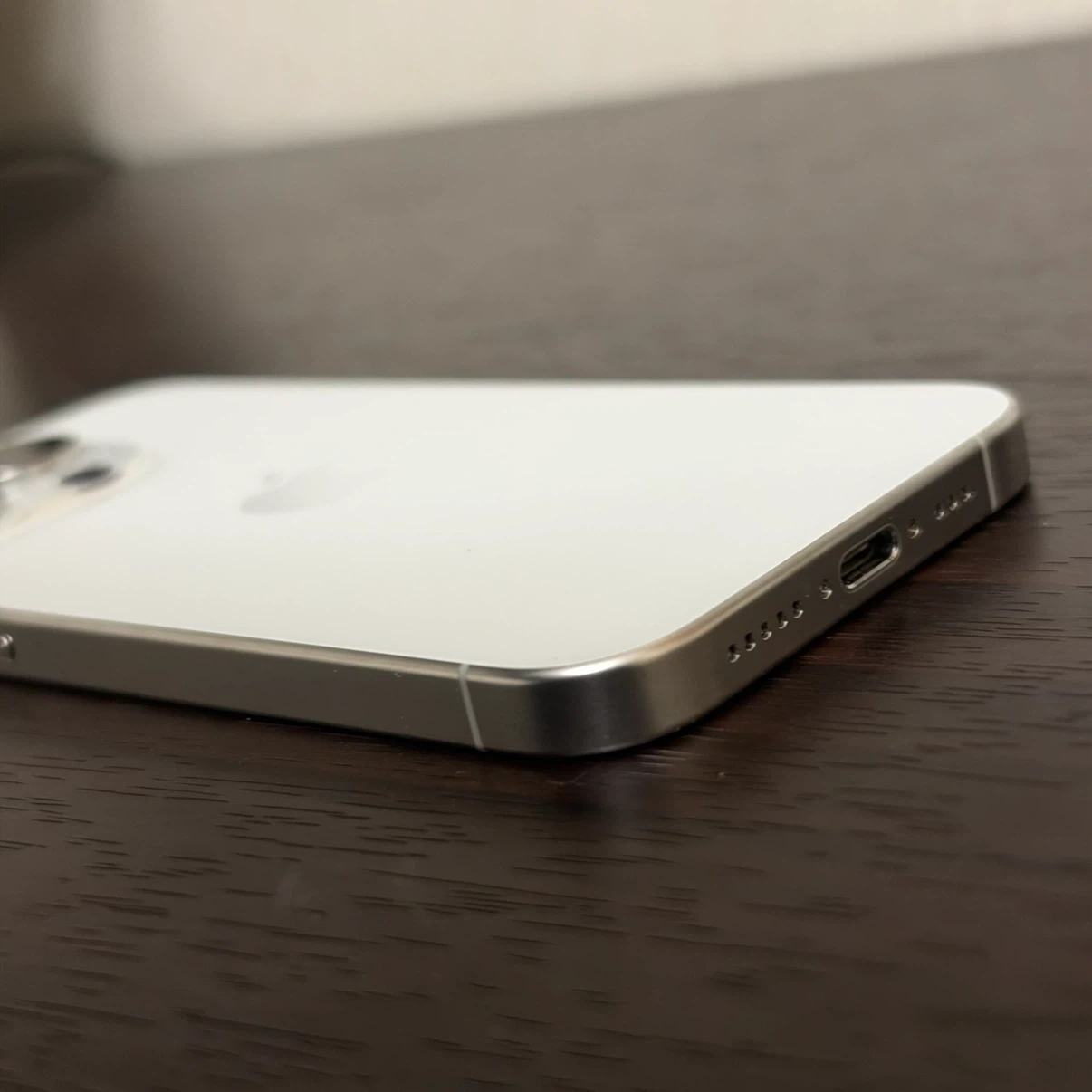 Apple iPhone 15 Pro 128GB ホワイトチタニウムの写真9枚目