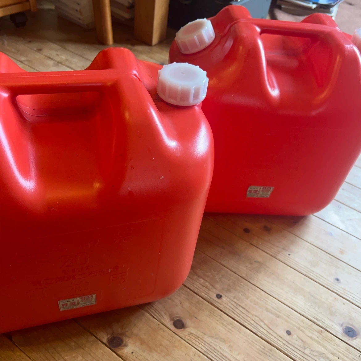 差し上げます 中古: 灯油用ポリタンク 20L 2個セット
