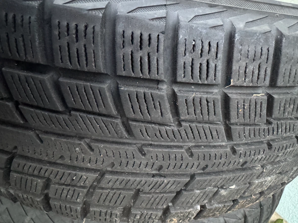 ヨコハマ スタッドレスタイヤ 4本セット 195/65R15の写真3枚目