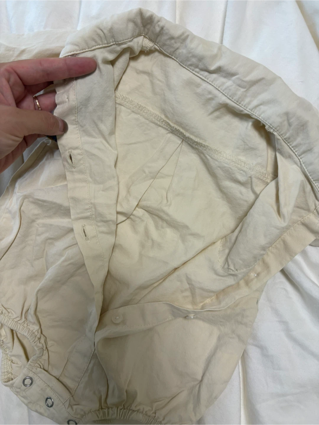 ベビー用 シャツ風ロンパース ベージュ 蝶ネクタイ付きの写真5枚目