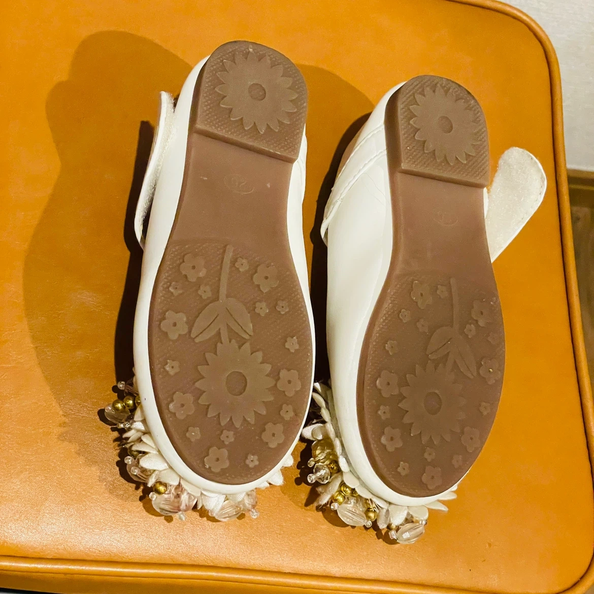 キッズ フォーマルシューズ 白 15cm ビジュー付の写真5枚目