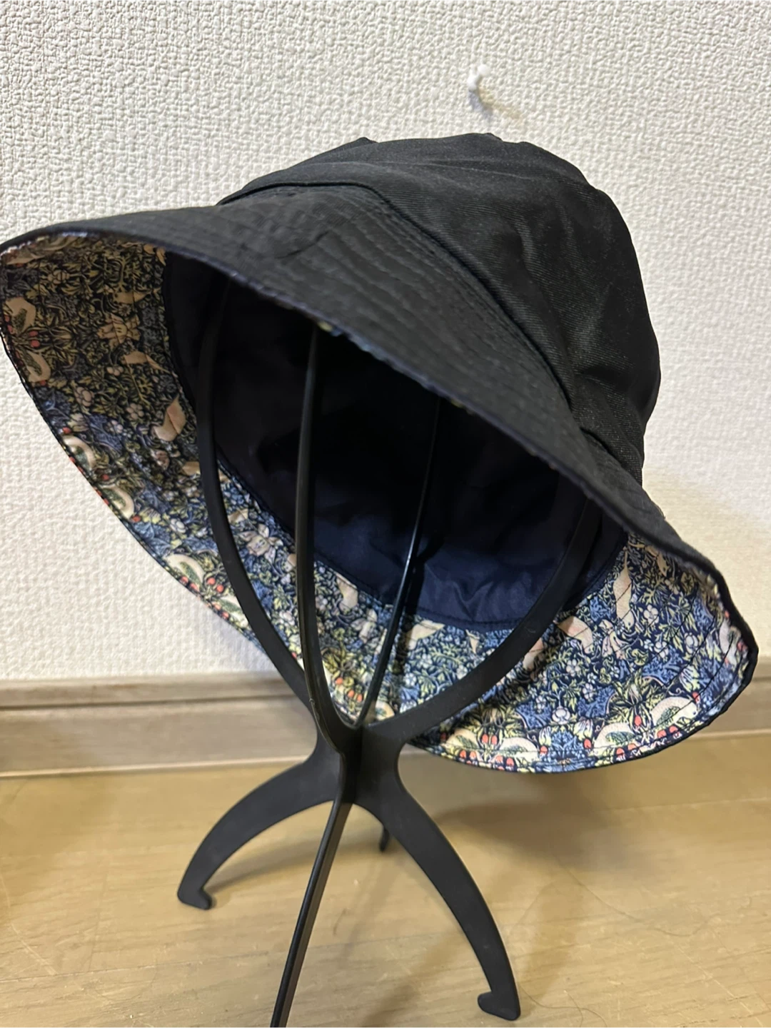 新品　ウィリアムモリス　新品　バケットハット 花鳥柄 無地 ネイビーの写真2枚目