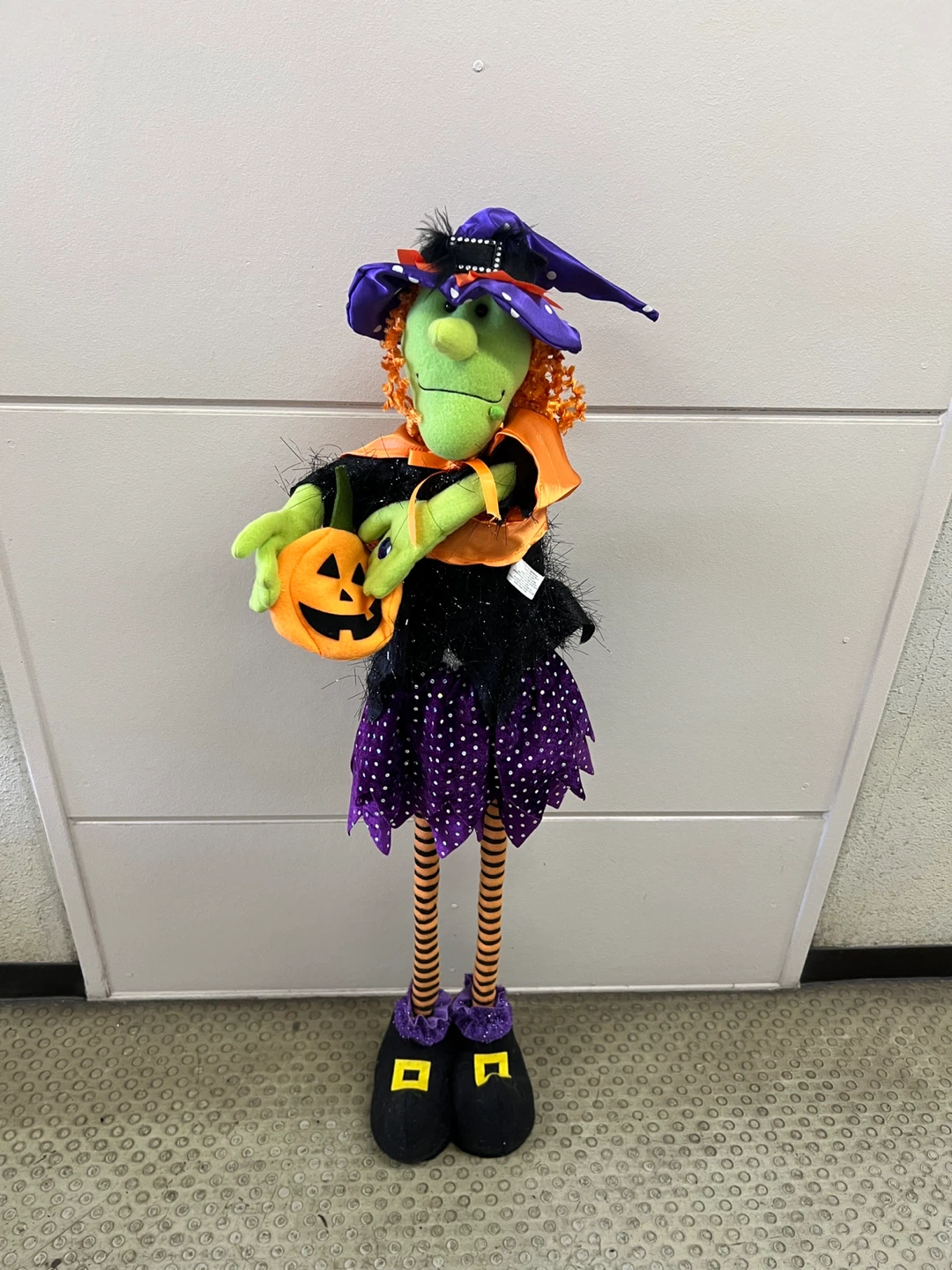 ハロウィン 魔女 伸びる人形 置物の写真2枚目