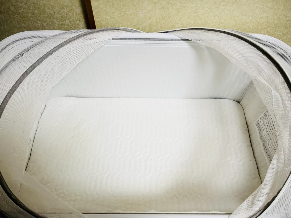 ベビーベッド 添い寝 蚊帳付き 収納カゴ付き グレーの写真2枚目