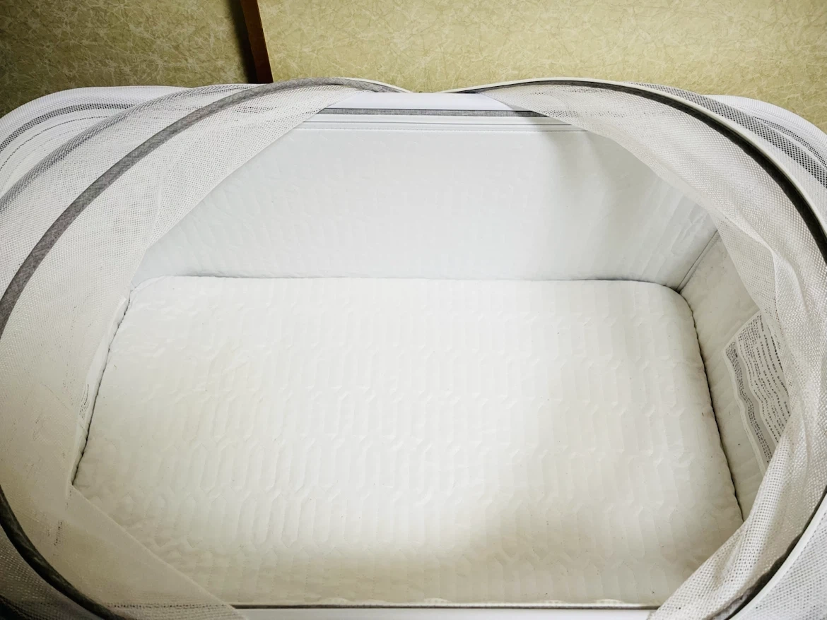 ベビーベッド 添い寝 蚊帳付き 収納カゴ付き グレーの写真2枚目