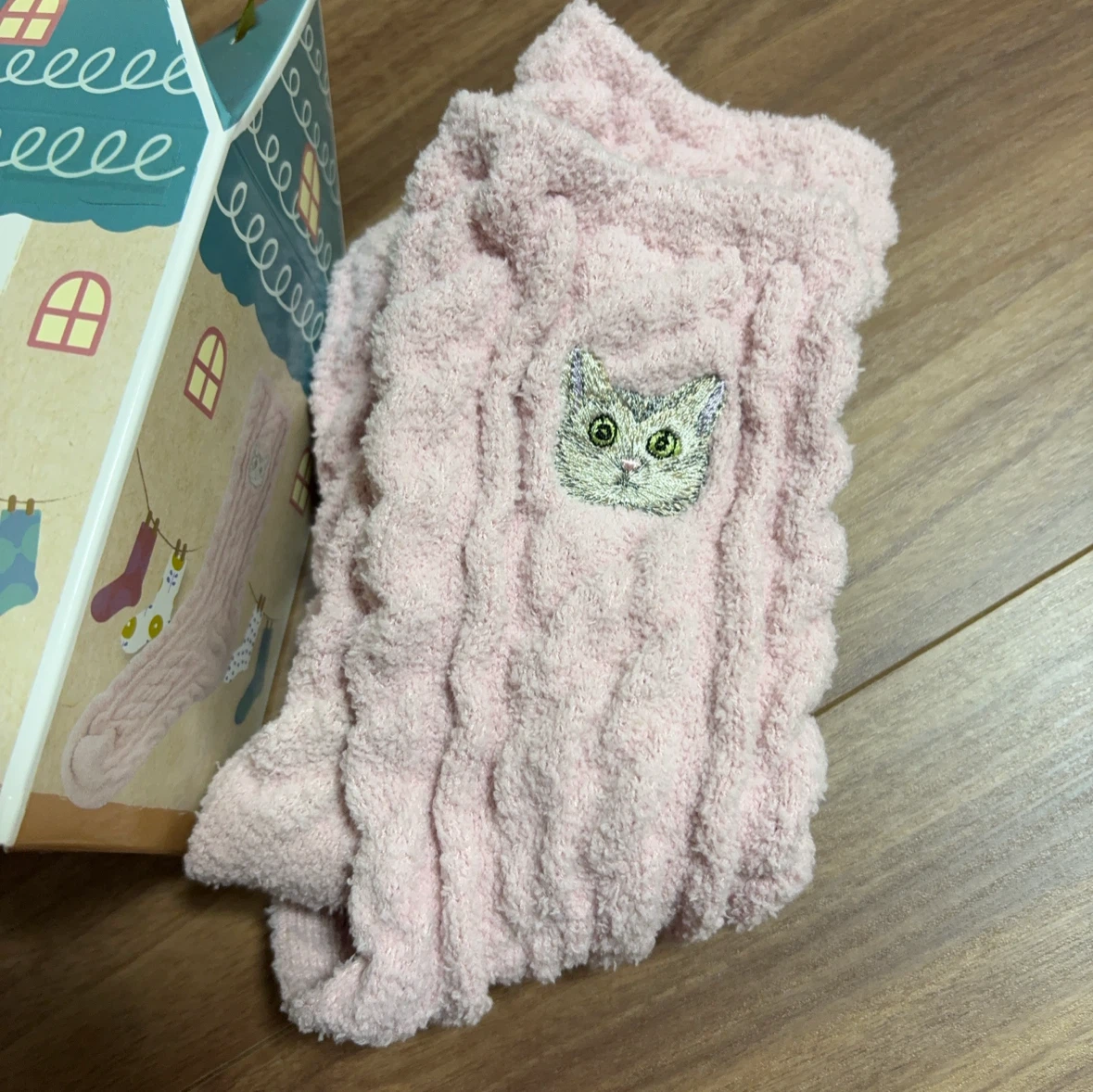 おうちくつした 猫刺繍 もこもこソックスの写真2枚目