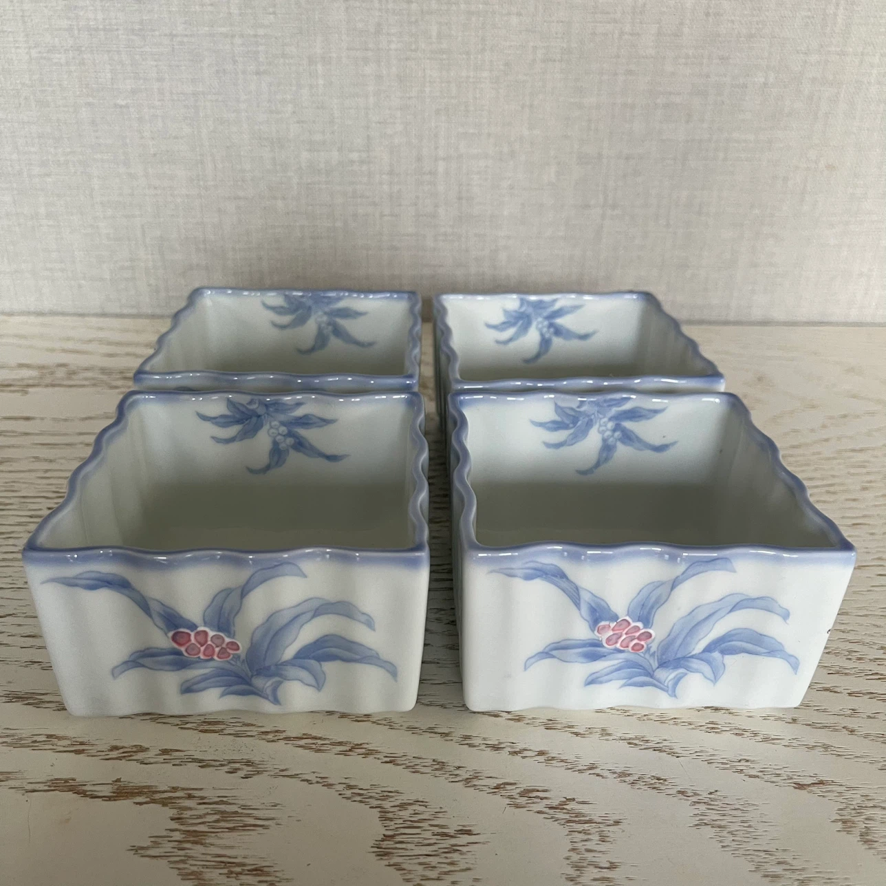 陶器 小鉢 4個セット 花柄 波型