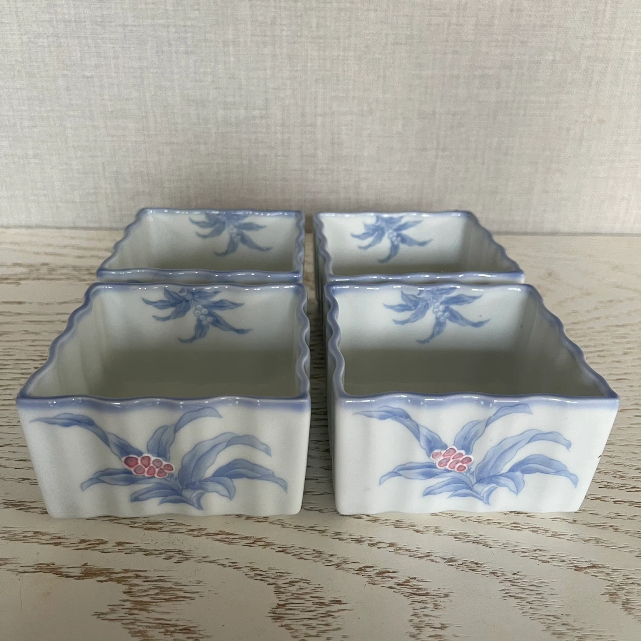 陶器 小鉢 4個セット 花柄 波型