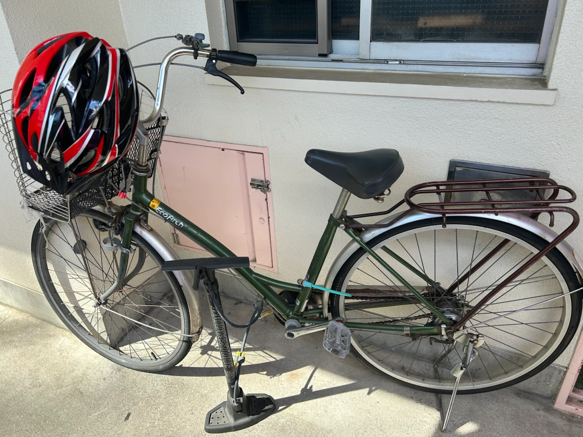 自転車  空気入れ　ヘルメット