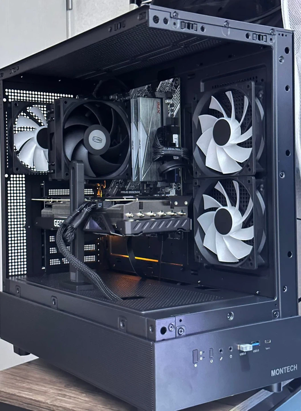 自作ゲーミングPC モンテックケース搭載の写真2枚目