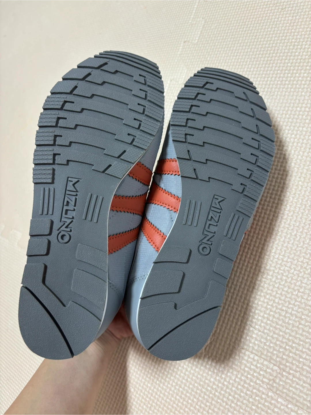 ミズノ スニーカー 23.5cm グレーの写真3枚目