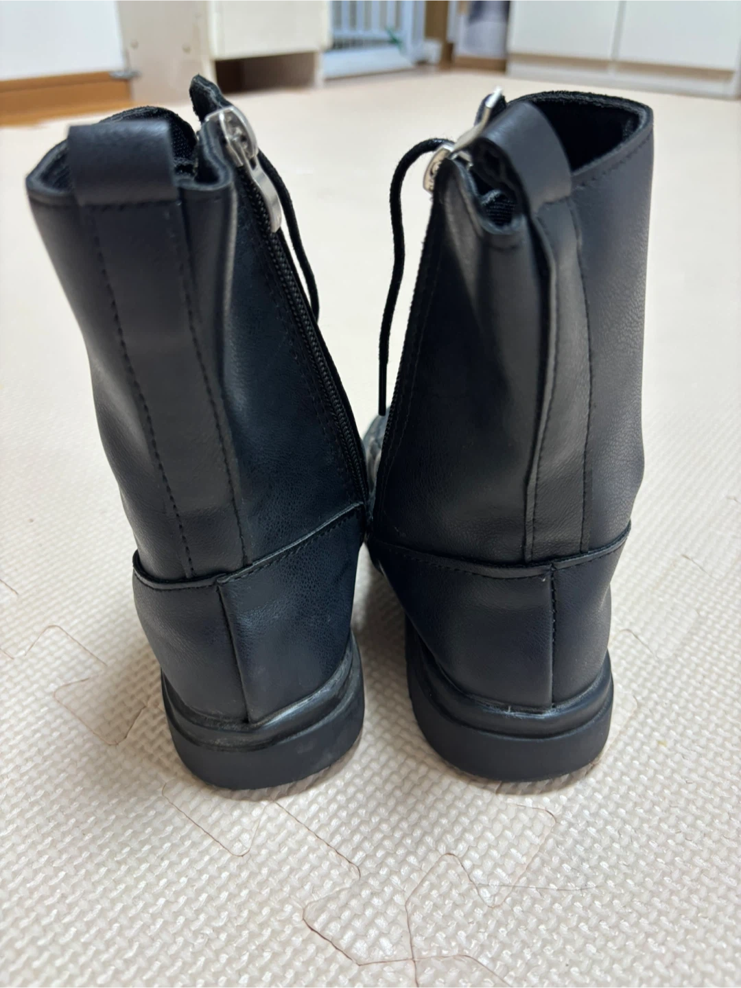 19cm 黒 レースアップブーツ サイドジップの写真2枚目