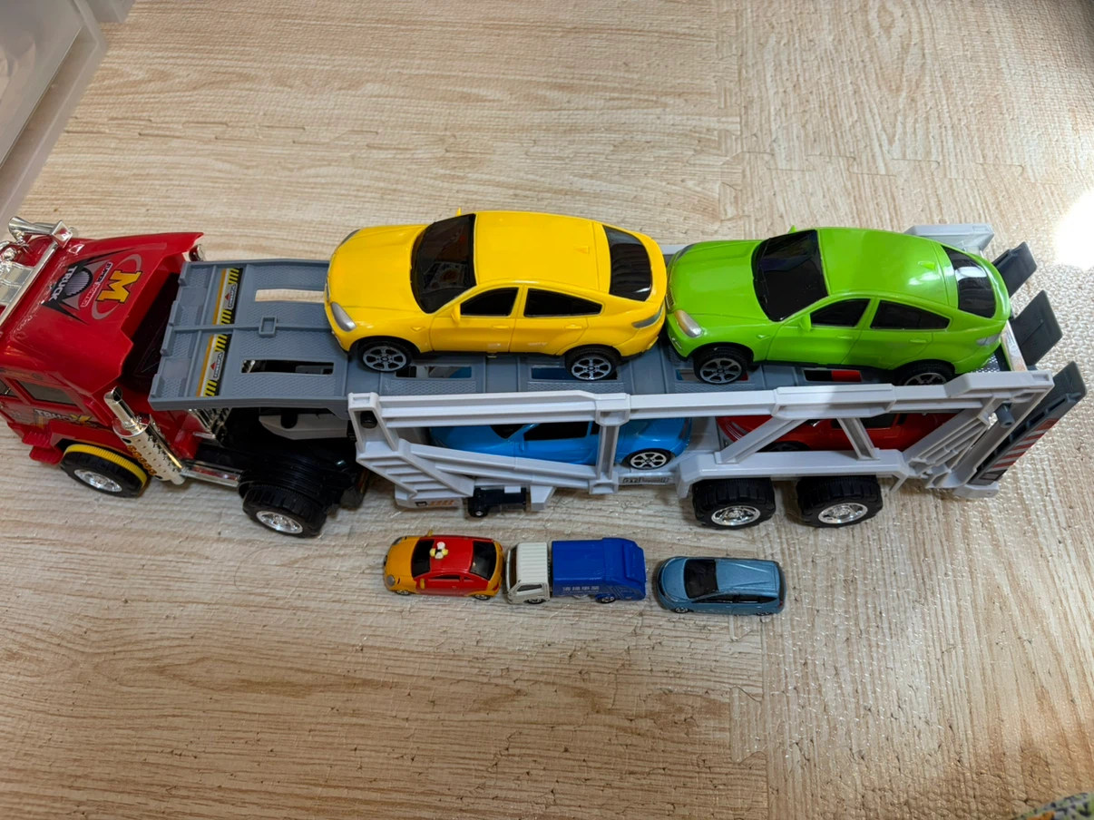 キャリアカー 1台➕トミカミニカー3台