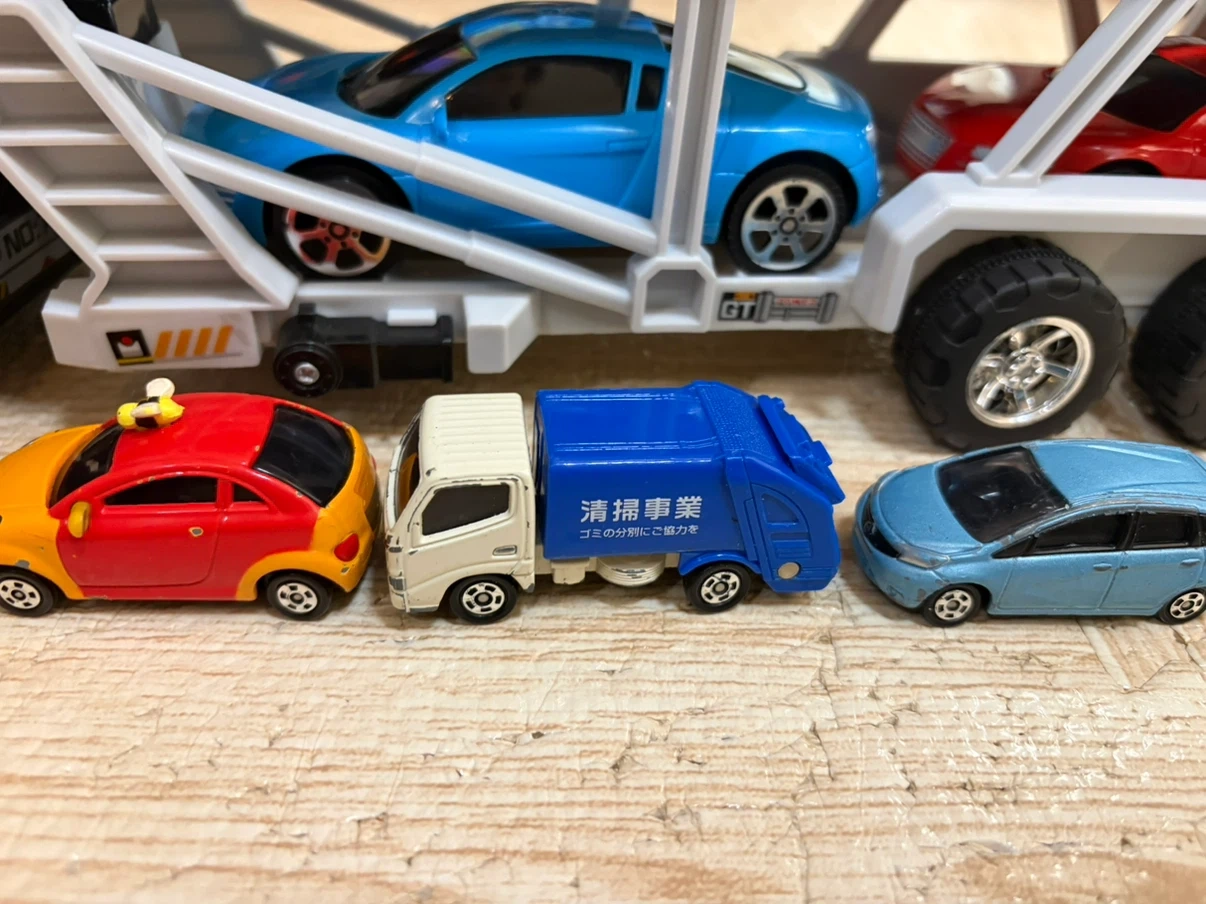 キャリアカー 1台➕トミカミニカー3台の写真4枚目
