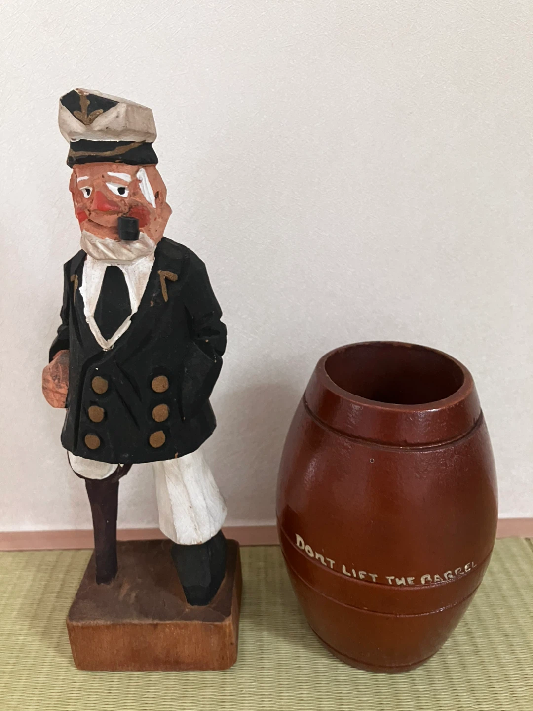木製 船長の人形と樽の置物