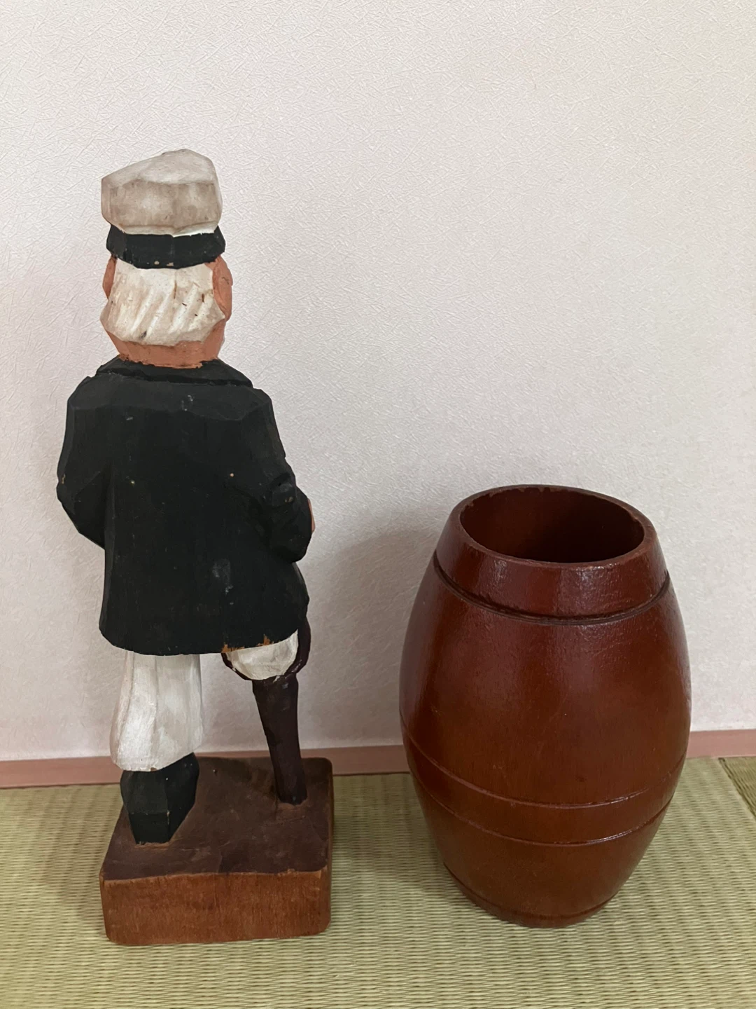 木製 船長の人形と樽の置物の写真2枚目