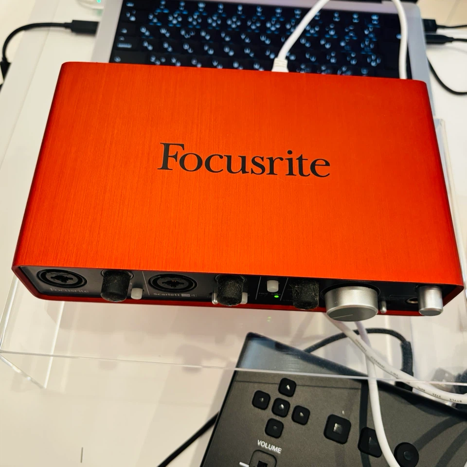 フォーカスライト Scarlett 2i4 | オーディオインターフェース