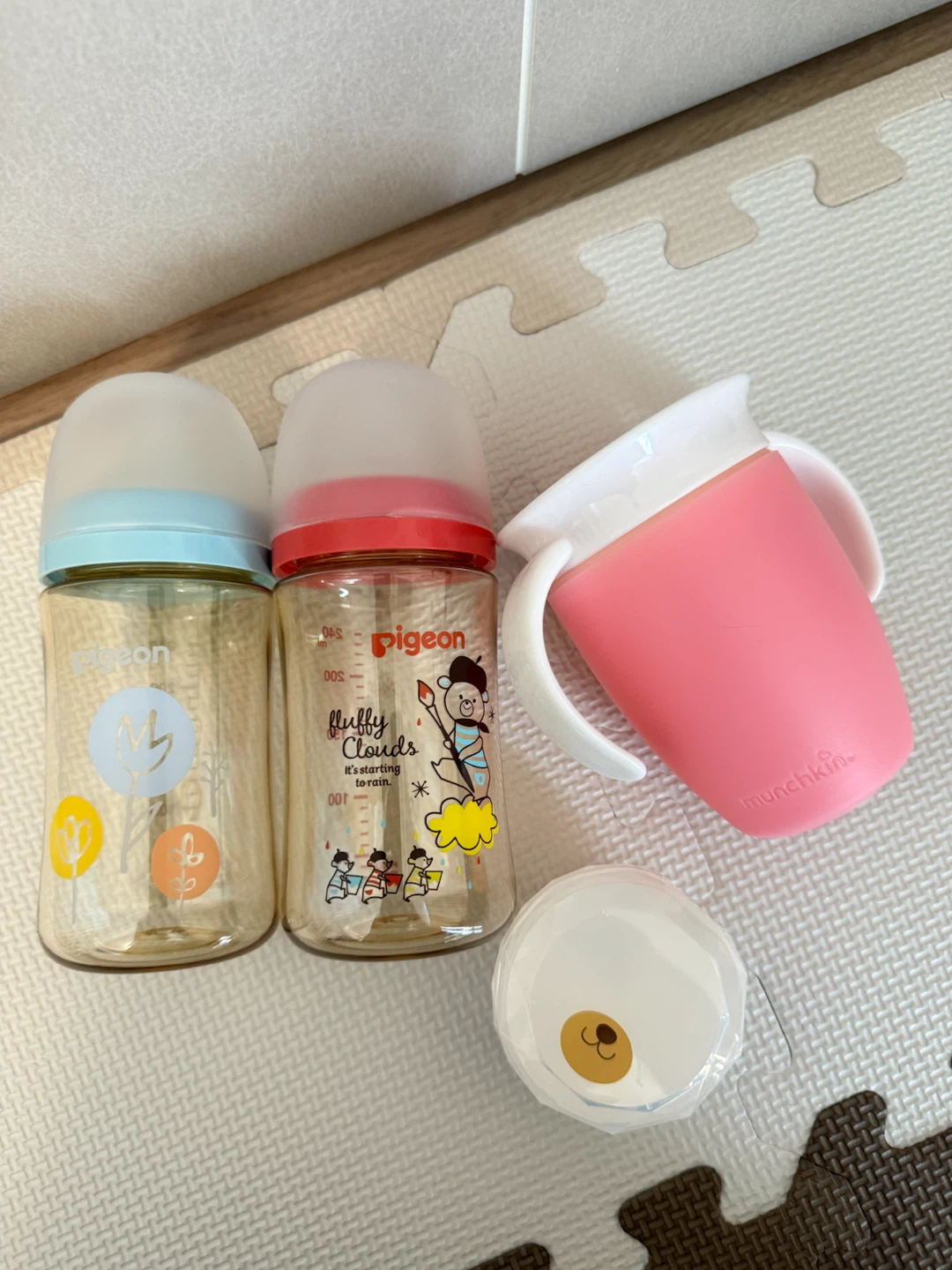 ピジョン哺乳瓶2本，おしゃぶりケース，マンチキン コップ セットの写真2枚目