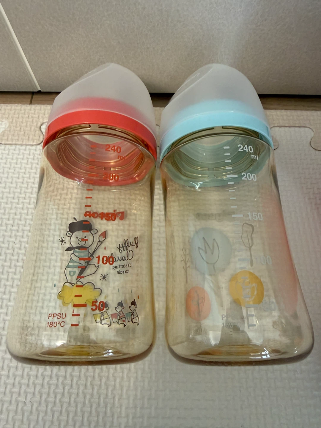 ピジョン哺乳瓶2本，おしゃぶりケース，マンチキン コップ セットの写真5枚目