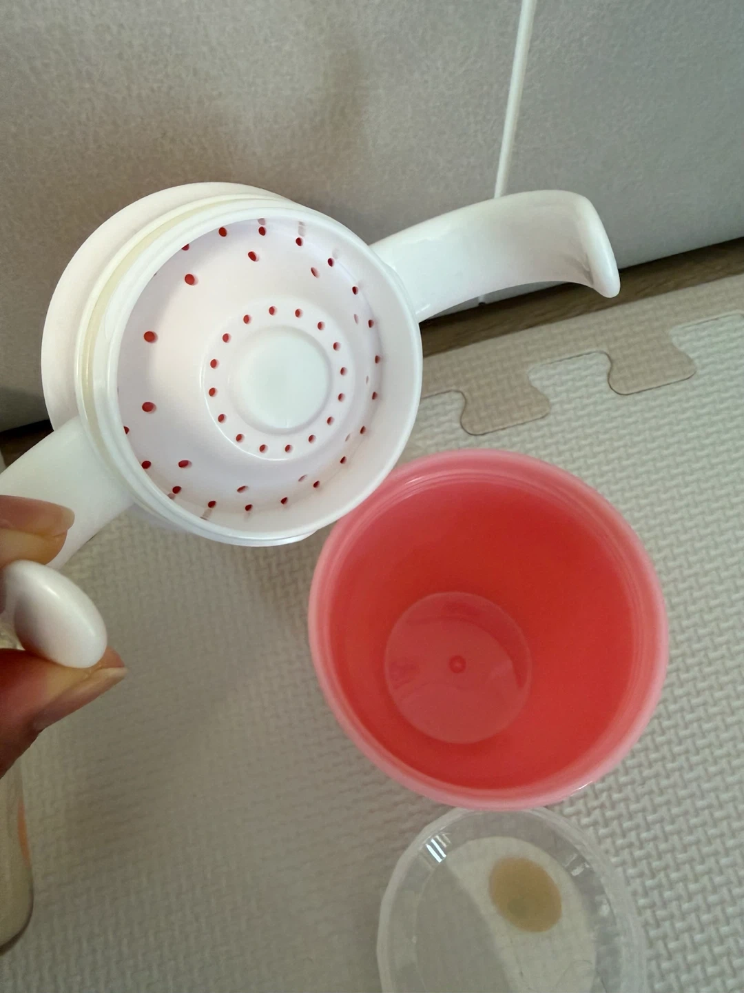 ピジョン哺乳瓶2本,おしゃぶりケース,マンチキン コップ セットの写真8枚目