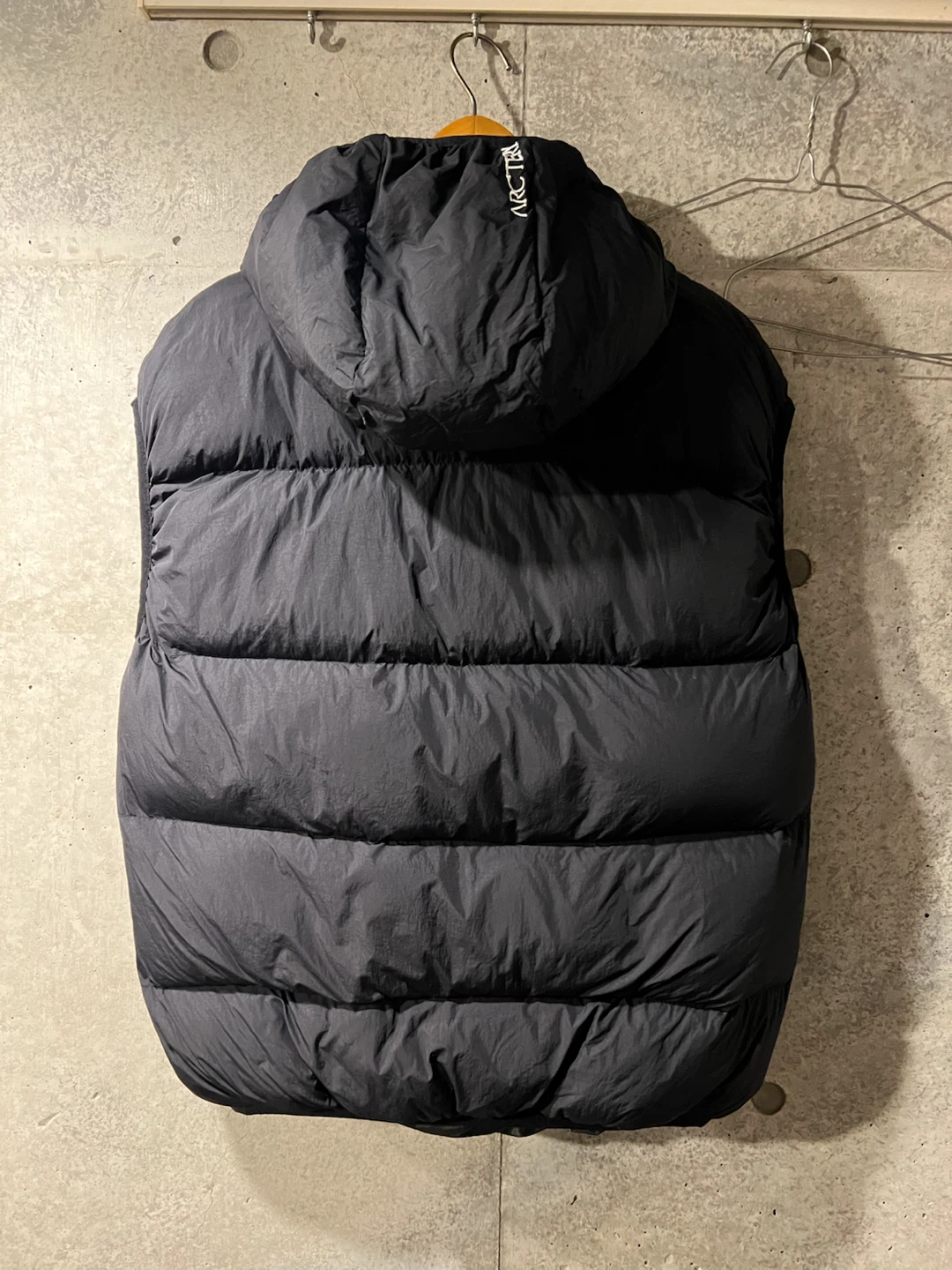 ARC'TERYX アークテリクス ダウンベスト フード付き XL ブラックの写真2枚目
