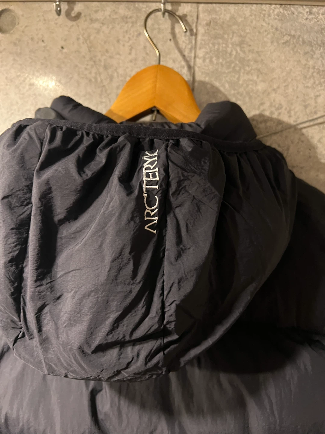 ARC'TERYX アークテリクス ダウンベスト フード付き XL ブラックの写真4枚目