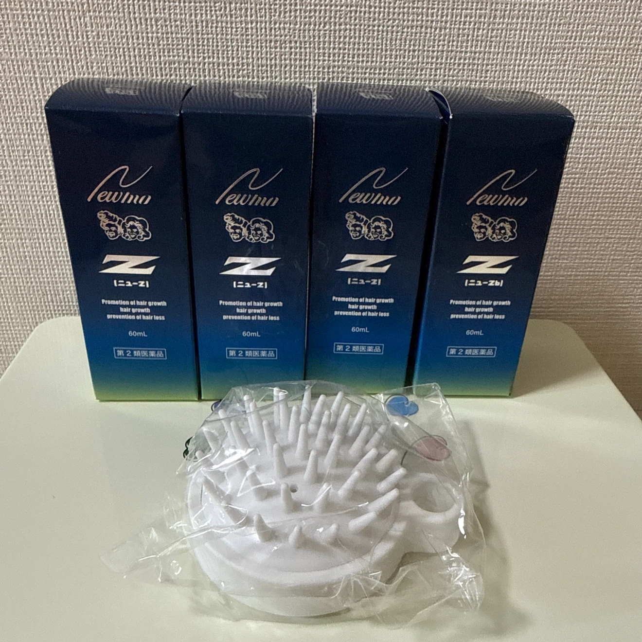 ニューモ 育毛剤 60ml 4本セット スカルプブラシ付きの写真2枚目