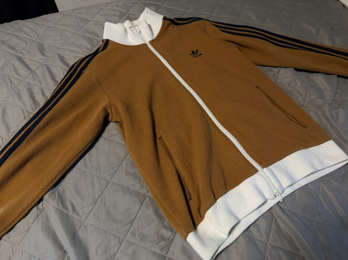 ADIDASトラックジャケット マスタードの写真2枚目