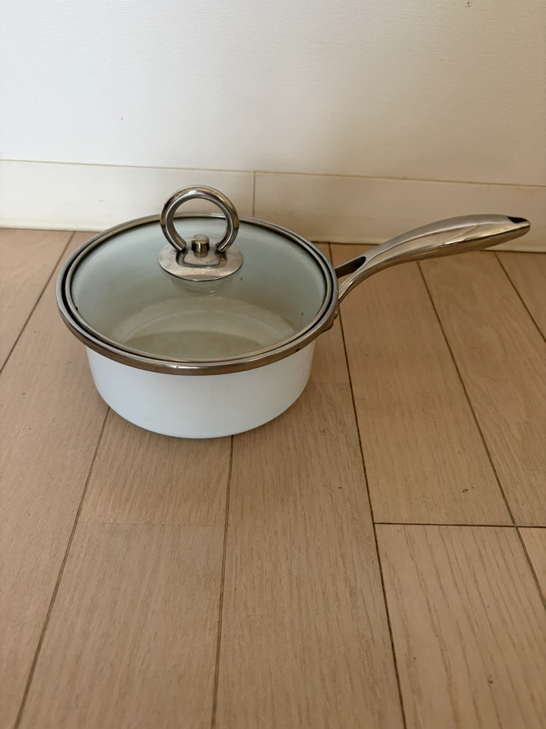 ファルコン ホーロー片手鍋 18cm ホワイトの写真2枚目