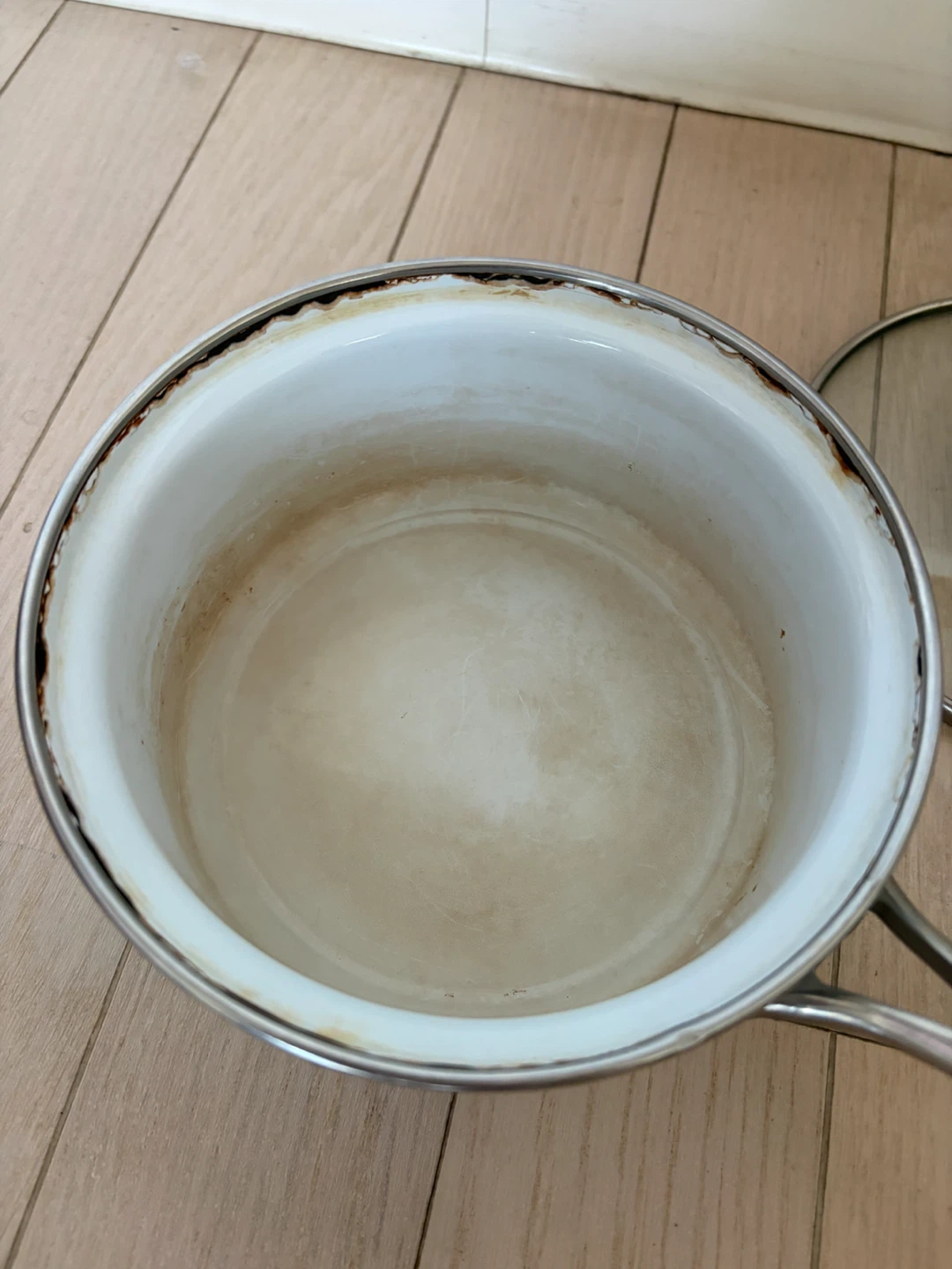 ファルコン ホーロー片手鍋 18cm ホワイトの写真3枚目