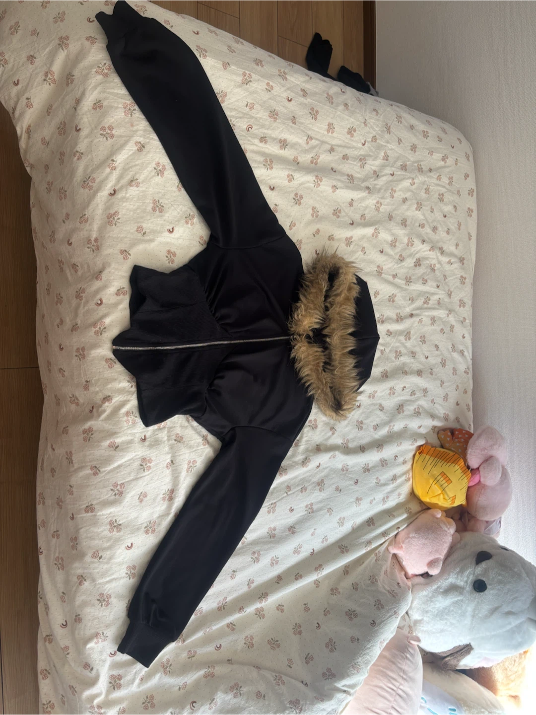 フェイクファー付き ジップアップパーカー 黒の写真2枚目
