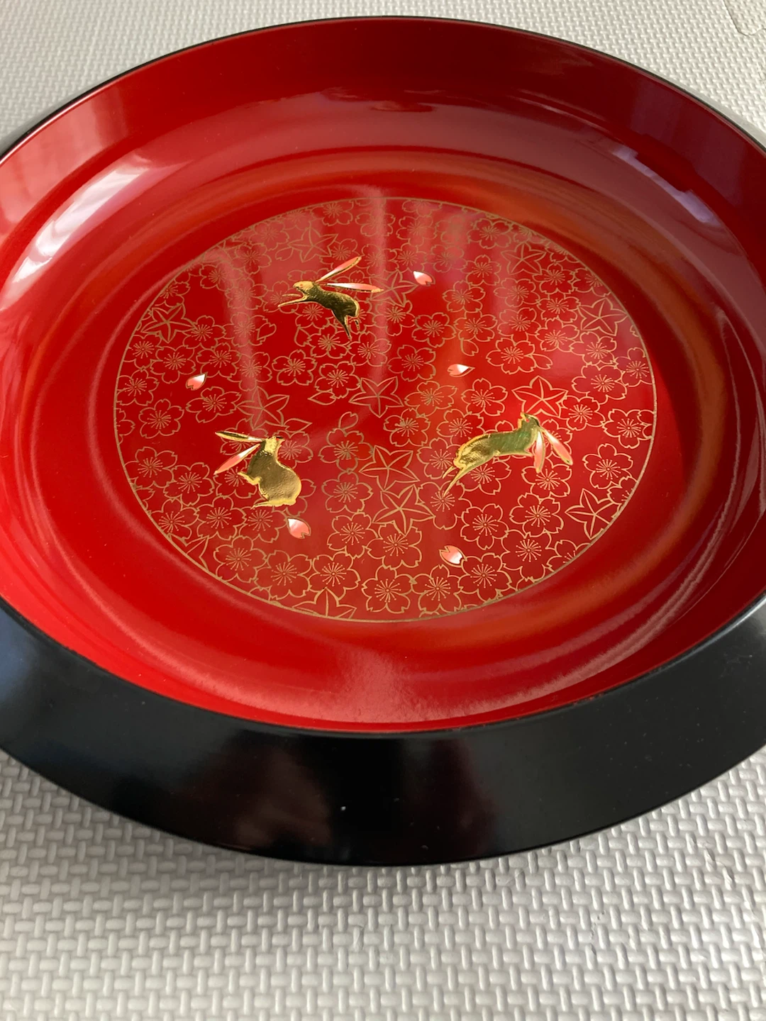 和盆 漆器 赤黒 桜とうさぎ柄　直径30㌢