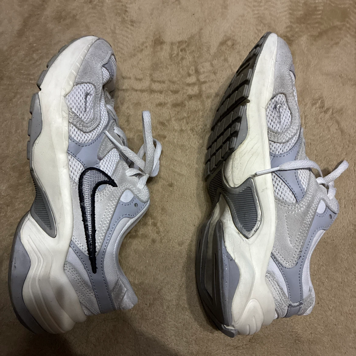 NIKE スニーカー グレー レディース 24.0cmの写真4枚目