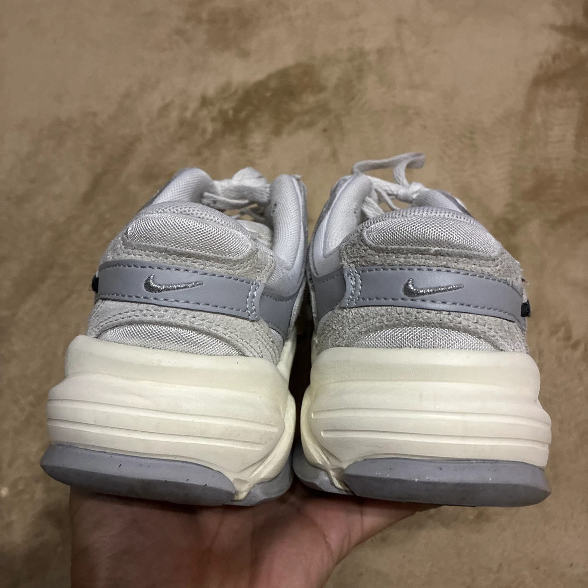 NIKE スニーカー グレー レディース 24.0cmの写真6枚目