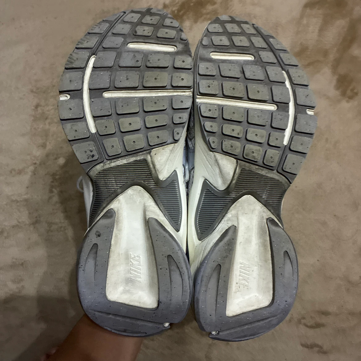 NIKE スニーカー グレー レディース 24.0cmの写真9枚目