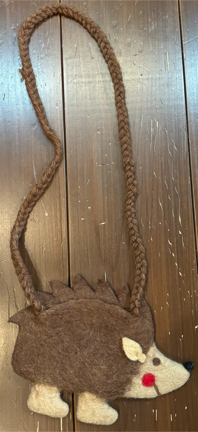 ハリネズミ ハンドメイド フェルト ポシェットの写真2枚目
