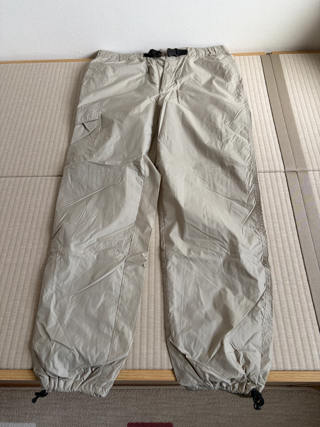 ユニクロメンズ カーゴパンツ ベージュ ウエストベルト